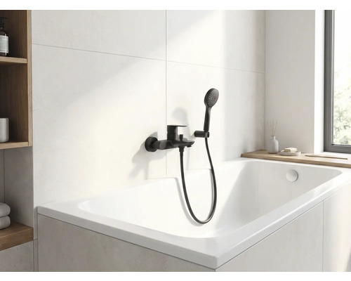 Modernes Badezimmer mit weisser Badewanne und schwarzer Armatur mit Handbrause.