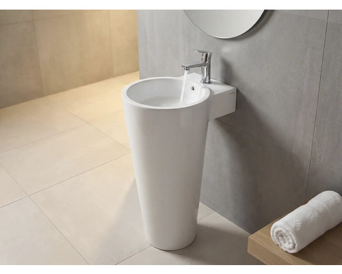 Lavabo sur pied avec robinet et serviette dans la salle de bain