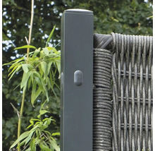 Zaunpfosten aus Aluminium in Anthrazit mit Abdeckkappe neben einem Sichtschutzelement aus Kunststoffgeflecht.