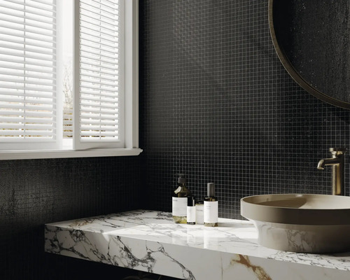 Modernes Badezimmer mit Mosaikfliesen, Marmorwaschtisch und rundem Spiegel