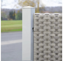 Poteau de clôture en métal avec capuchon, relié à un panneau de clôture tressé en polyrotin.