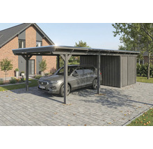Carport en bois avec remise à outils et voiture dans une cour pavée