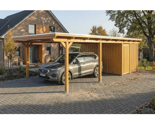 Abri de voiture en bois avec remise à outils et voiture garée