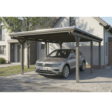 Ein Carport aus Holz mit einem Auto darunter, das auf einem gepflasterten Weg steht.