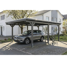 Auto unter einem Holzcarport vor einem Wohnhaus