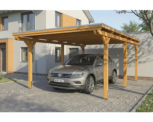 Carport aus Holz mit Auto auf der Einfahrt