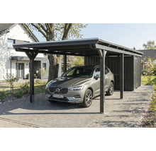 Voiture sous un carport en bois avec abri de jardin