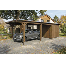Carport aus Holz mit Geräteraum und geparktem Auto
