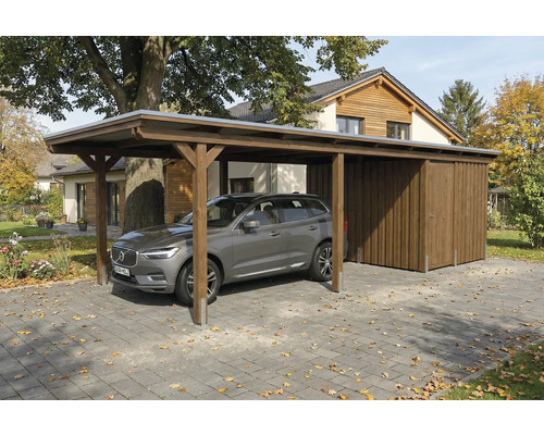 Carport aus Holz mit Geräteraum und geparktem Auto