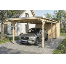 Holz Carport mit Geräteraum und Auto auf einem gepflasterten Weg