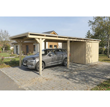 Auto unter einem Carport mit Geräteschuppen aus Holz