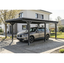 Auto unter einem Carport aus Holz