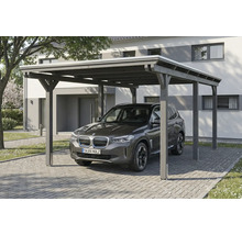 Carport aus Holz mit Auto davor