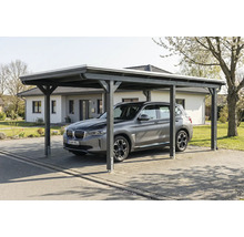 Graues Auto unter einem Carport vor einem Haus