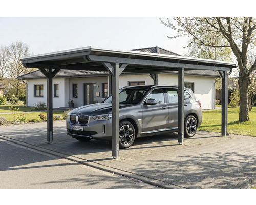 Graues Auto unter einem Carport vor einem Haus