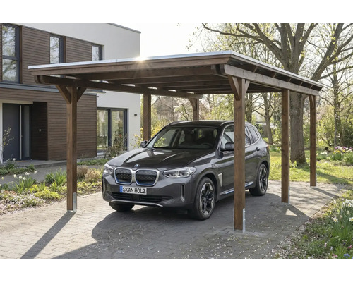 Auto unter einem Carport aus Holz