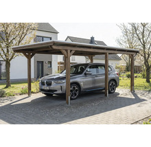 Une voiture est garée sous un carport en bois à l'extérieur.