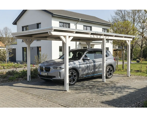 Auto unter einem Carport aus Holz vor einem Haus