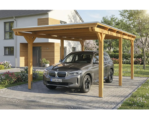 Voiture sous un abri de voiture en bois dans une cour pavée devant une maison.