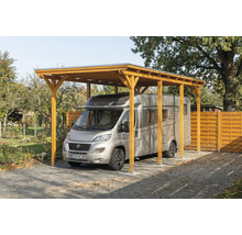 Carport aus Holz mit Wohnmobil auf einem gepflasterten Stellplatz