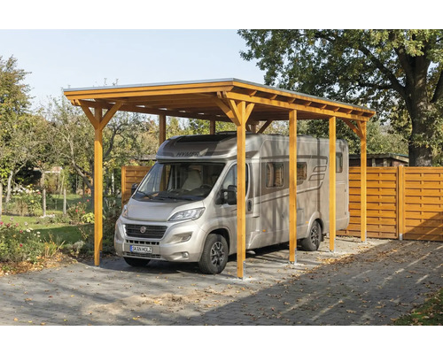 Carport aus Holz mit Wohnmobil auf einem gepflasterten Stellplatz