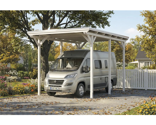 Camping-car sous un abri de voiture en bois dans le jardin