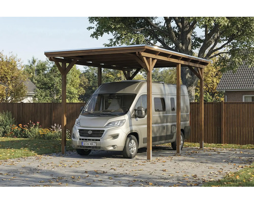 Wohnmobil unter einem Holzcarport auf einem Grundstück