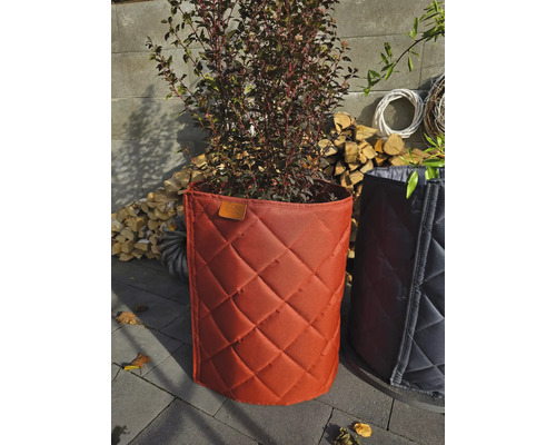 Plantes dans une jardinière avec une housse matelassée pour l'extérieur
