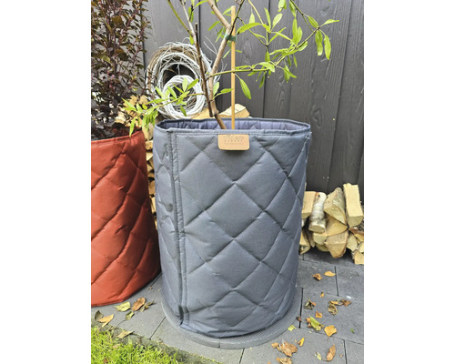 Cache-pot gris matelassé avec arbre