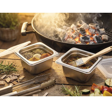 Grillszene mit Gewürzen, Marinade und Grillkohle