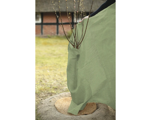 Winterschutz für Pflanzen aus Jute im Garten