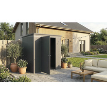 Scène de jardin avec abri de jardin, meubles de jardin et plantes sur la terrasse.