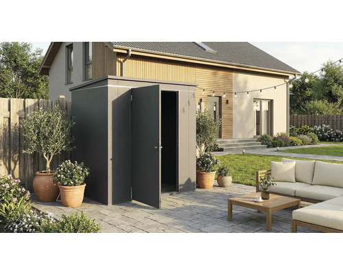 Gartenszene mit Gerätehaus, Gartenmöbeln und Pflanzen auf der Terrasse.