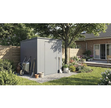 Gartenszene mit Gerätehaus, Schubkarre und Gartengeräten