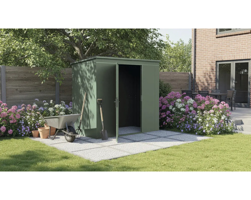 Gartenszene mit Metallgartenhaus, Schubkarre und Gartengeräten vor Blumenbeet