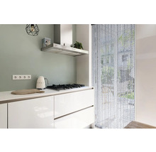 Moderne Küche mit Kochfeld, Dunstabzugshaube und Perlvorhang