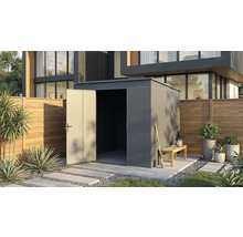 Abri de jardin avec porte ouverte dans un jardin