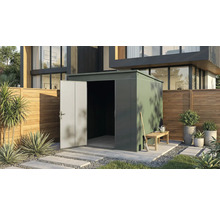 Abri de jardin avec porte ouverte dans un jardin moderne