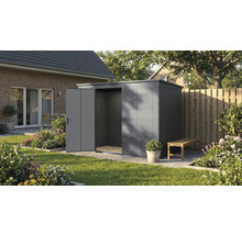 Abri de jardin avec porte ouverte dans un jardin soigné