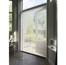 Raumansicht mit Perlvorhang an einer geöffneten Terrassentür