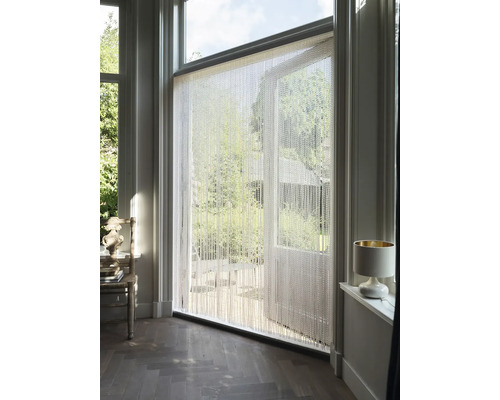Raumansicht mit Perlvorhang an einer geöffneten Terrassentür