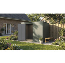 Gartenszene mit Gerätehaus, teilweise geöffnet