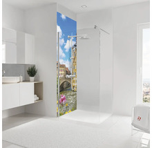 Douche à l'italienne avec paroi arrière en verre imprimé motif ville, système de douche moderne et intérieur de salle de bain lumineux.