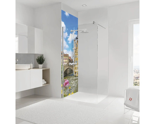 Douche à l'italienne avec paroi arrière en verre imprimé motif ville, système de douche moderne et intérieur de salle de bain lumineux.