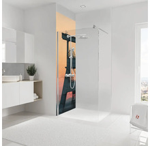 Salle de bains moderne avec douche à l'italienne en verre, paroi avec motif de chevalement au coucher du soleil et robinetterie chromée.