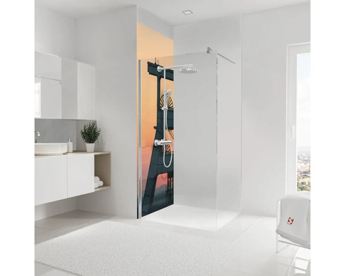 Salle de bains moderne avec douche à l'italienne en verre, paroi avec motif de chevalement au coucher du soleil et robinetterie chromée.