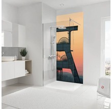 Salle de bain moderne avec douche à l'italienne, paroi vitrée et panneau mural décoratif représentant un chevalement au coucher du soleil.