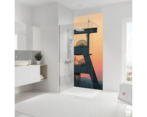 Salle de bain moderne avec douche à l'italienne, paroi vitrée et panneau mural décoratif représentant un chevalement au coucher du soleil.
