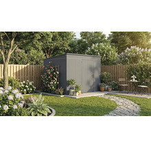 Gartenszene mit einem grauen Gerätehaus, umgeben von Blumenbeeten und einem gepflasterten Weg.