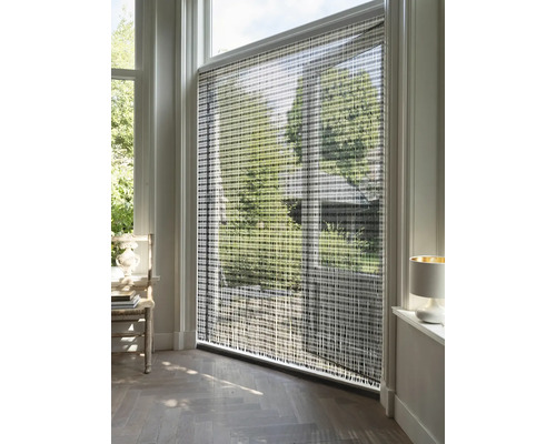 Innenraum mit Fenster und modernem Rollosystem zur Lichtregulierung